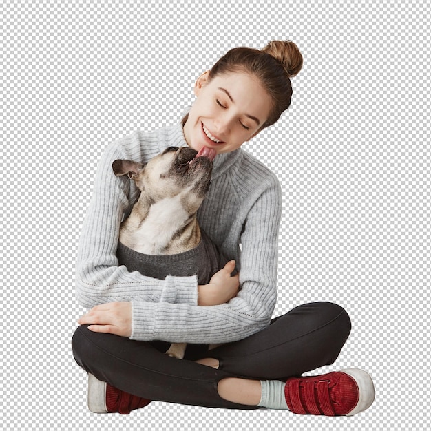 Donna bruna in abiti casuali seduta su un tavolo con un cane in mano Progettista di start-up femminile che abbraccia un cane pedigree mentre le lecca il mento Joy concept copy space