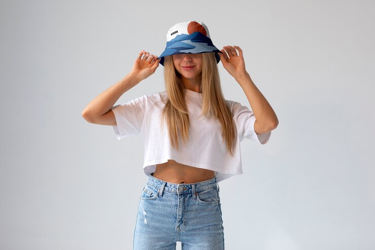 PSD donna che indossa un elegante modello di cappello a secchiello