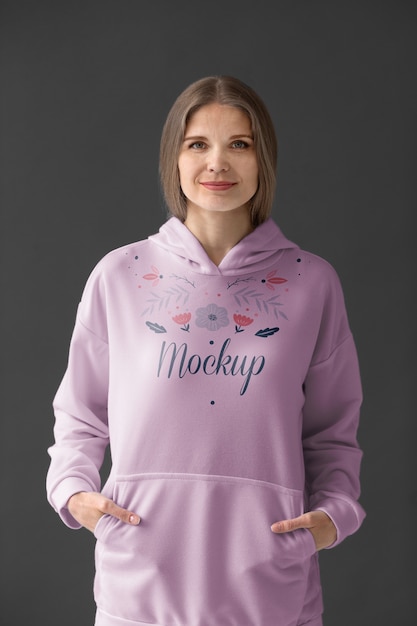 Donna che indossa un modello di felpa con cappuccio