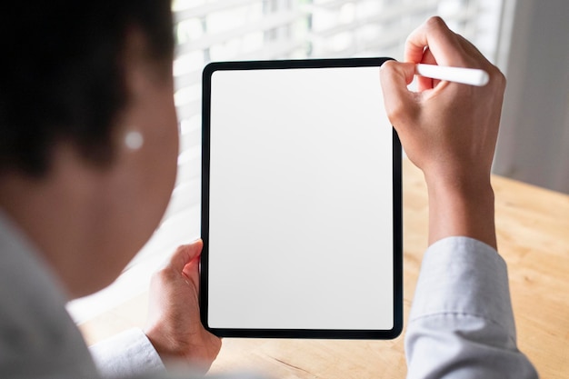 Donna che lavora su un modello di tablet digitale