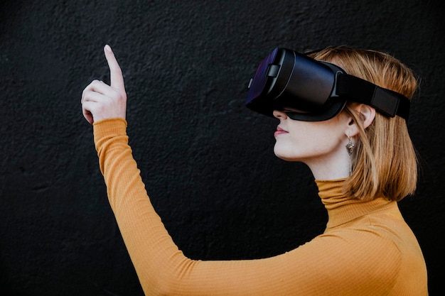 Donna che si gode un'esperienza VR