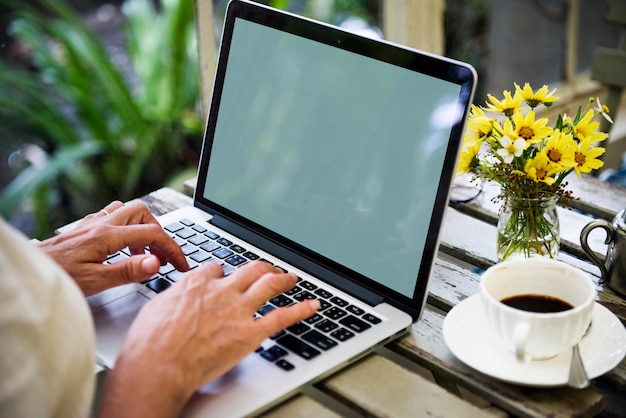 Donna che usa un portatile che lavora al caffè