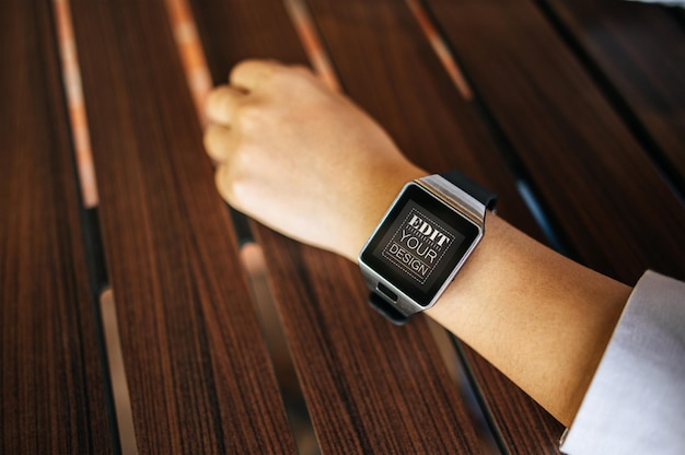 Donna che utilizza smart watch PSD Mockup