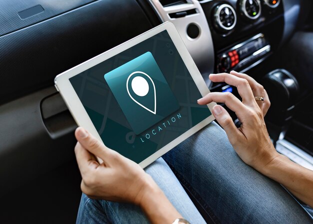 Donna che utilizza una tavoletta digitale in macchina