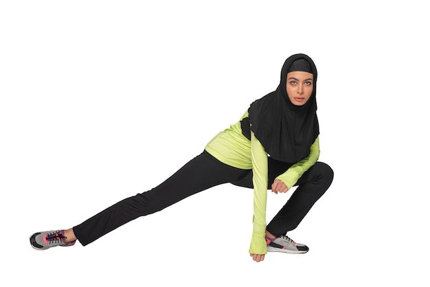 Donna con l'hijab isolata