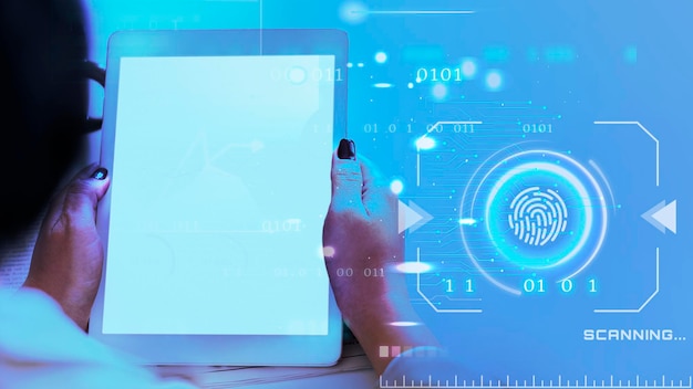 Donna d'affari che utilizza un tablet per mostrare il rapporto finanziario