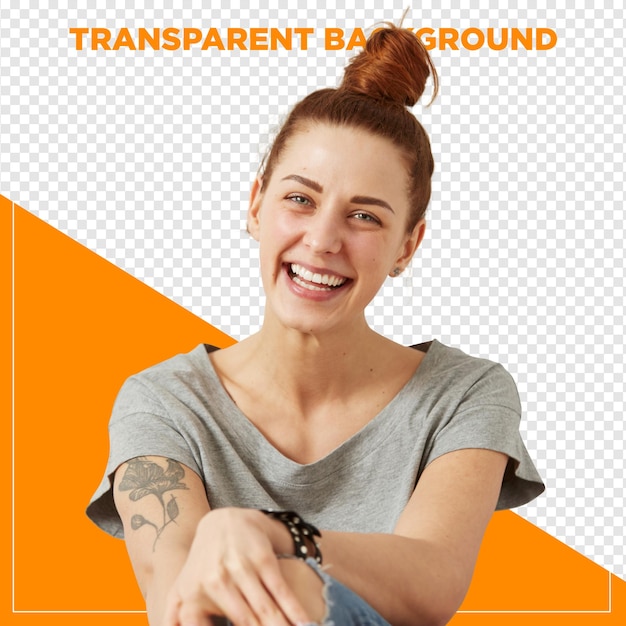 Donna dai capelli rossi con un tatuaggio che sorride.