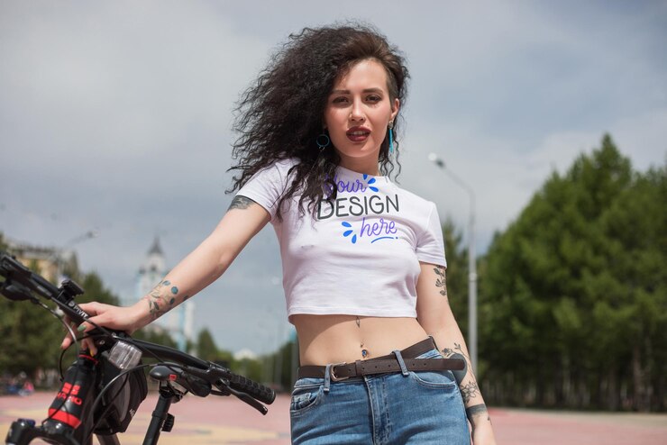 PSD donna elegante che posa con una bicicletta in una giornata di sole