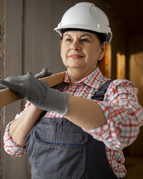 Donna forte che si fida del modello