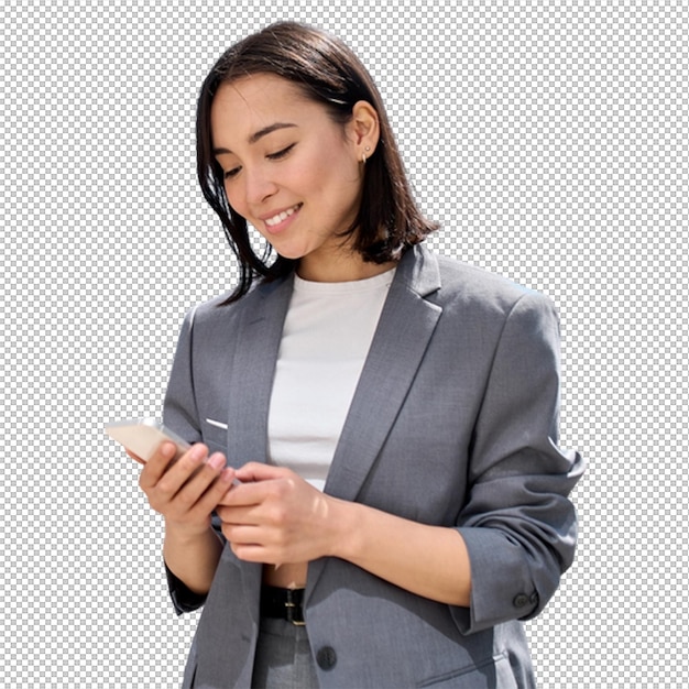 Donna in abito grigio che guarda il suo smartphone