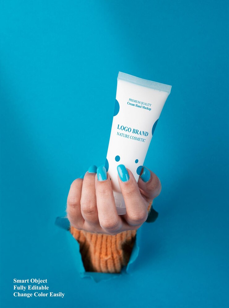 donna in possesso di crema bellezza nail art mockup