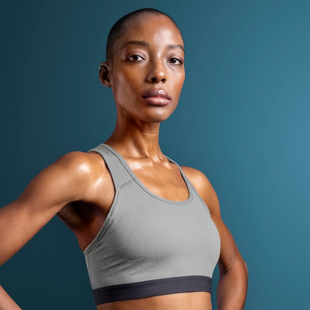 Donna nera in abbigliamento sportivo su mockup di sfondo blu