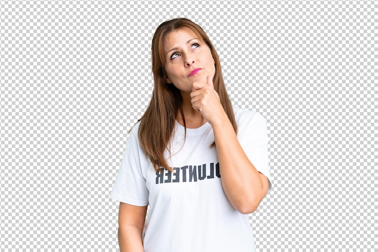 PSD donna volontaria di mezza età con un background isolato e che guarda in alto