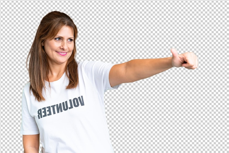 PSD donna volontaria di mezza età su sfondo isolato dando un pollice in alto gesto