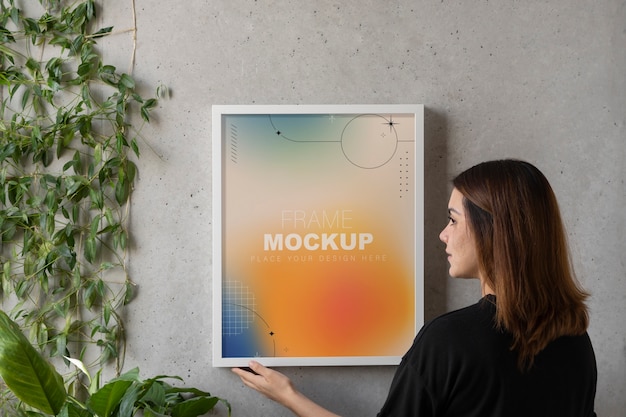 Donne al chiuso con design mock-up con cornice bianca