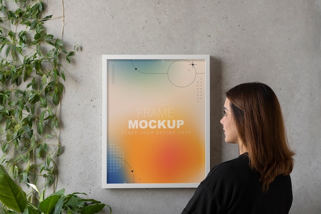 Donne al chiuso con design mock-up con cornice bianca