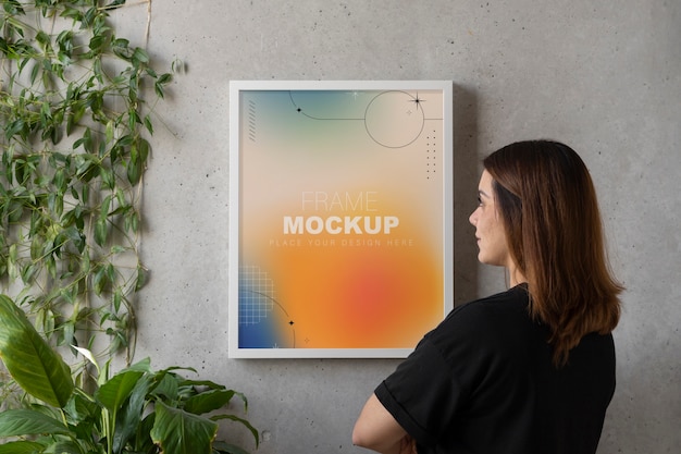 Donne al chiuso con design mock-up con cornice bianca