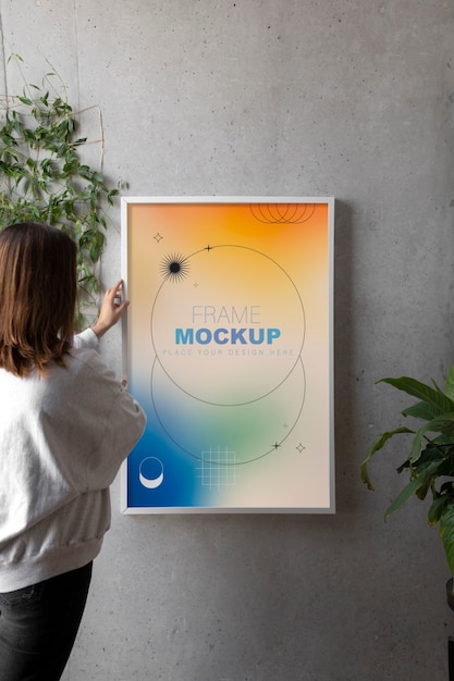 Donne al chiuso con design mock-up con cornice bianca