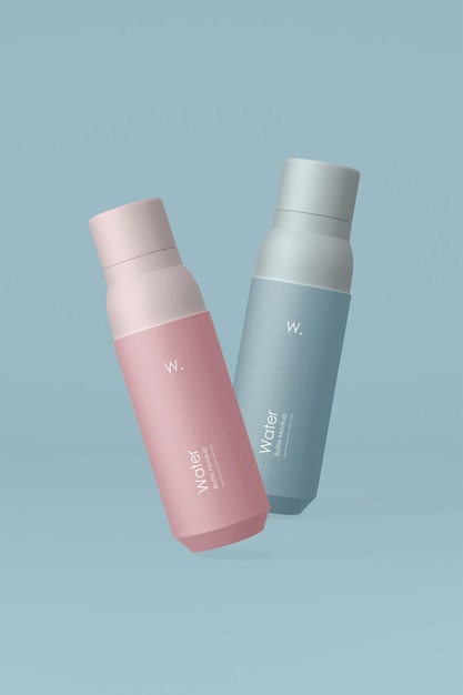 Dos botellas de agua de color pastel flotando contra un fondo azul