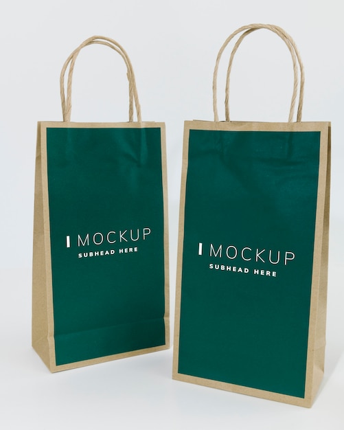 Dos modelos de bolsas de papel verdes