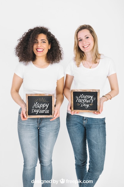 Dos mujeres enseñando pizarra