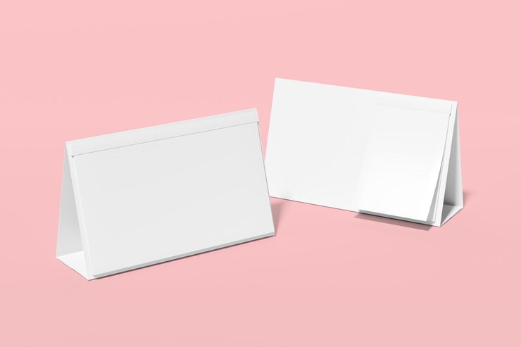 PSD dos sobres blancos con una cubierta blanca en blanco sobre un fondo rosado