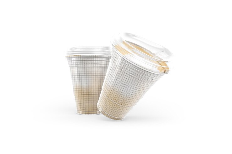 PSD dos tazas de café inclinadas con tapas transparentes en una maqueta de fondo blanco