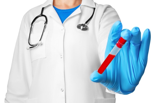 Dottore o tecnico di laboratorio che tiene un tubo di prova con un campione di sangue su uno sfondo vuoto per la medicina
