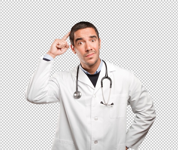 Doutor desconcertado contra um fundo branco