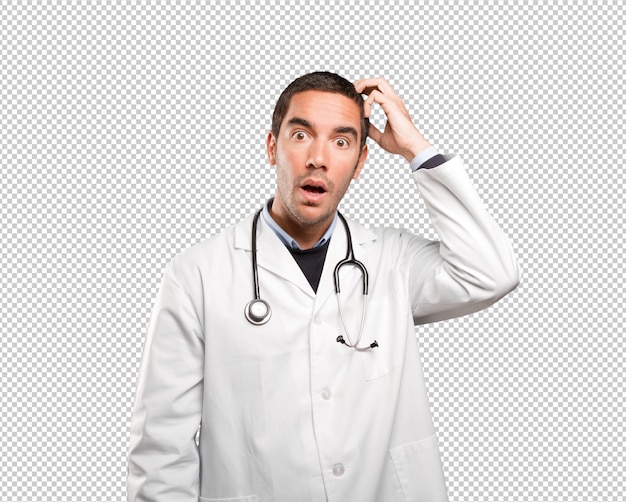 Doutor desconcertado contra um fundo branco