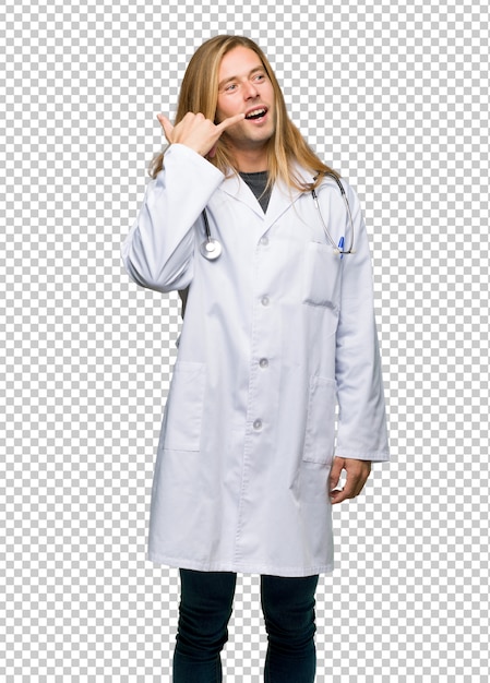 Doutor homem fazendo gesto de telefone. Me ligue de volta