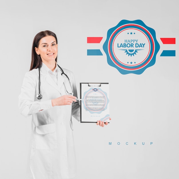Doutor, homem, segurando, clipboard, mockup, para, dia trabalho