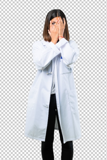 PSD doutor mulher com estetoscópio cobrindo os olhos pelas mãos e olhando através dos dedos
