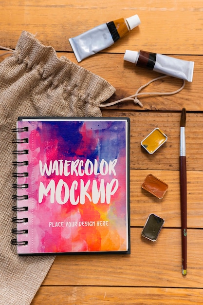 Draufsicht auf Aquarellmalerei liefert Mockup