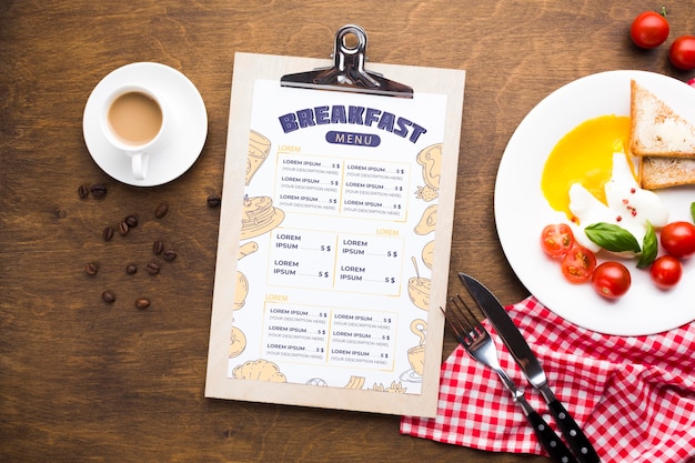 Draufsicht auf Frühstücksnahrung mit Toast und Eiern