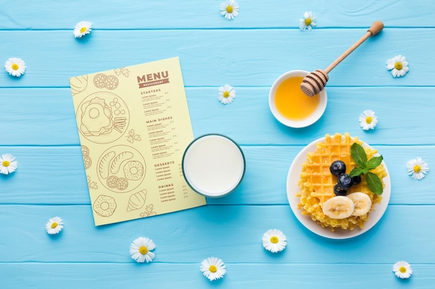 Draufsicht auf Frühstücksnahrung mit Waffeln und Milch