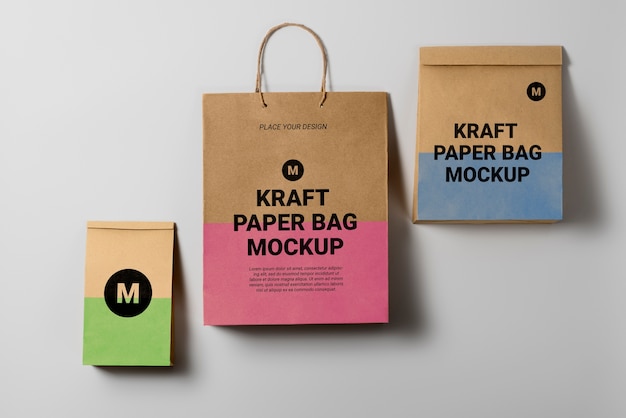 Draufsicht auf Kraftpapiertüte mit Farbe