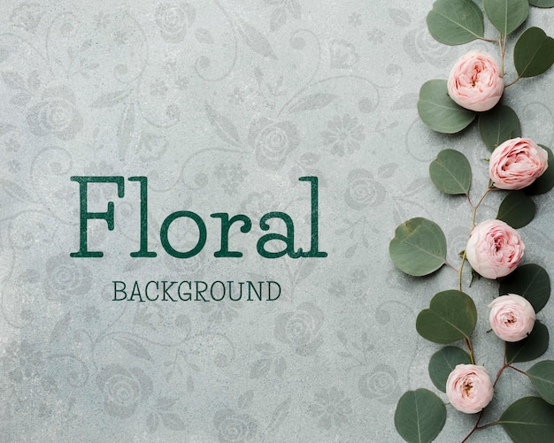 Draufsicht auf Rosen und Blätter