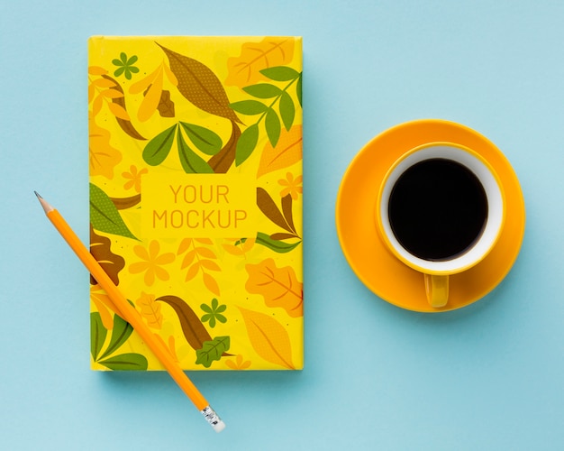 Draufsicht auf Schreibtisch mit Notizblock und Kaffee