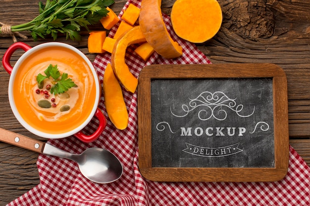 Draufsicht der Schüssel Gemüsesuppe mit Tafel