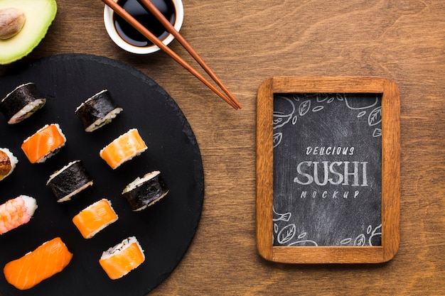 Draufsicht der Sushi-Sorte mit Tafel und Sojasauce