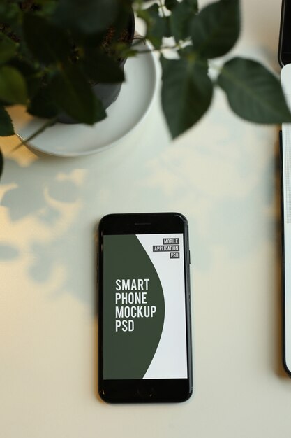 Draufsicht des Smartphone-Modells auf Arbeitstisch PSD