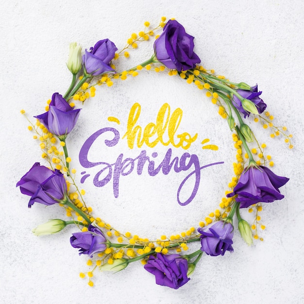Draufsicht hallo Frühlingsmodell mit Blumen
