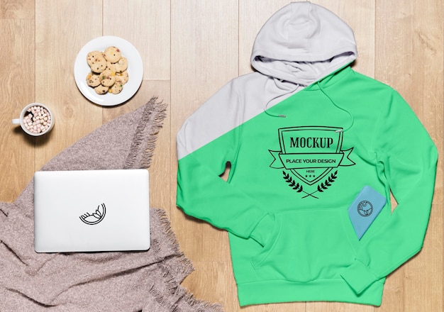 Draufsicht Hoodie-Modell mit Keksen und Tablette