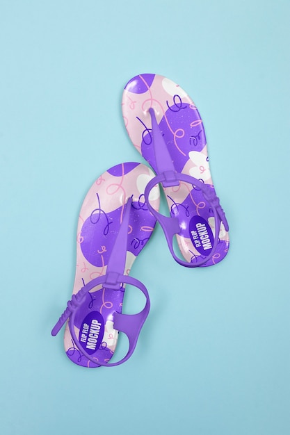 Draufsicht lila Flip-Flops im Studio