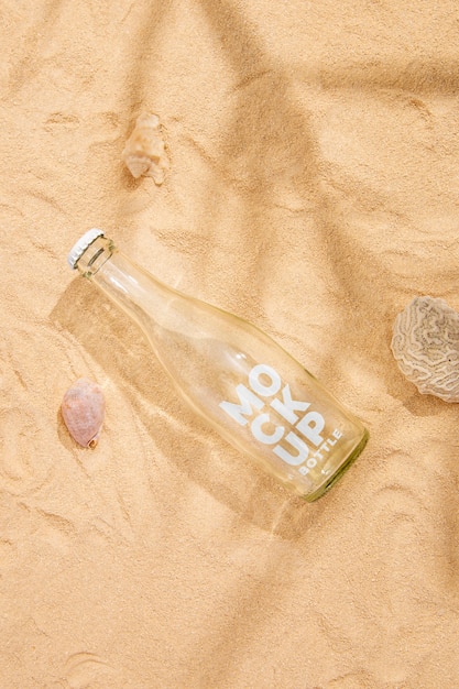 PSD draufsicht-limonadenflasche am strand