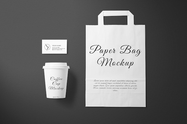 Draufsicht mittlere kaffeetasse papiertüte und visitenkarte mockup