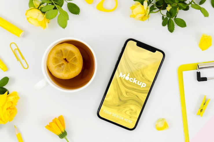 Draufsicht-Smartphone-Modell mit Tee
