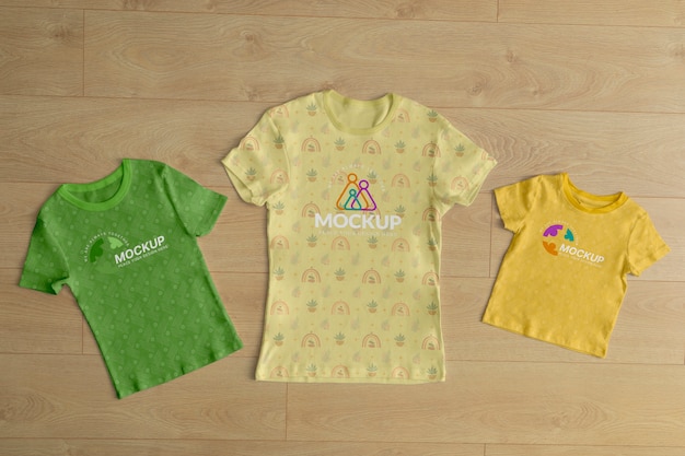 Draufsicht über Familien-T-Shirt-Modell