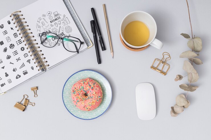 PSD draufsichtdonut mit tasse kaffee